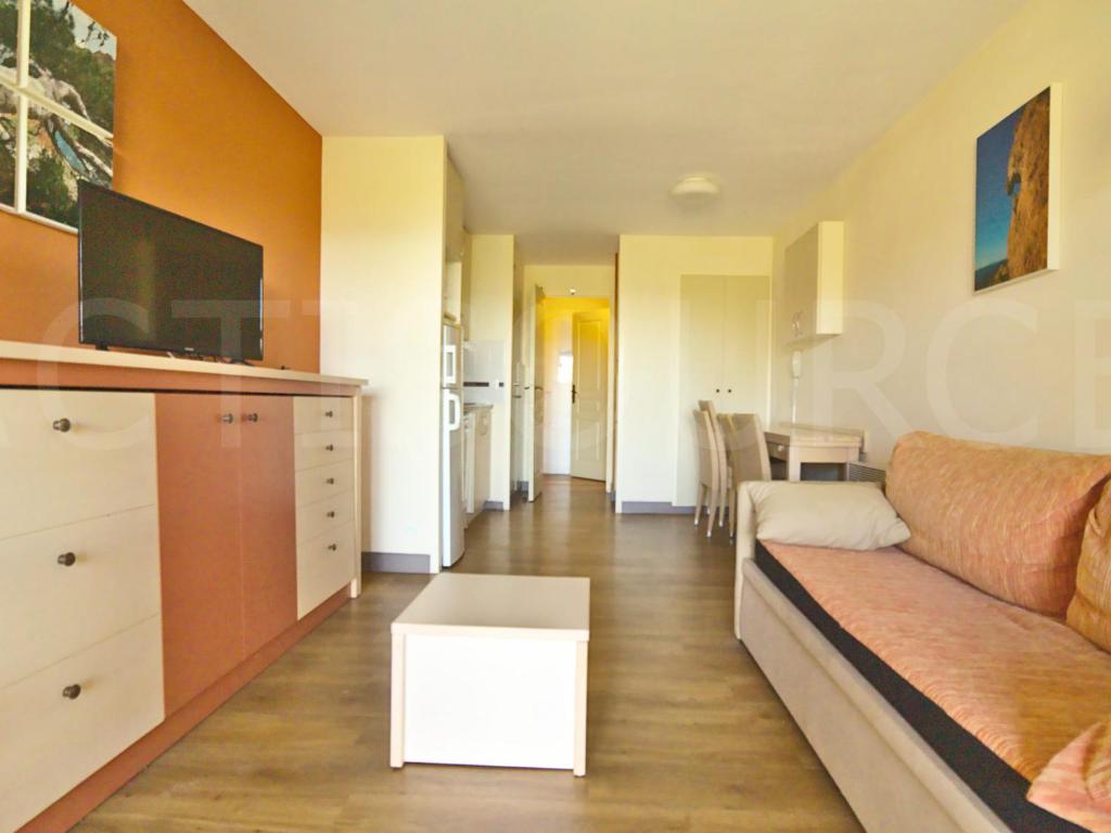 Duplex avec terrasse et solarium, accès piscine et parking compris - FR-1-504-666 - 1