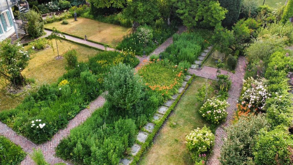 Chateau De Montreuil photo