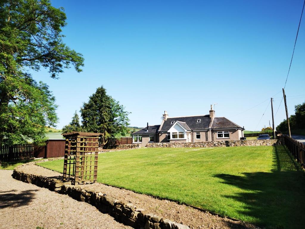 Private peacefull pet friendly converted country cottage, Keig