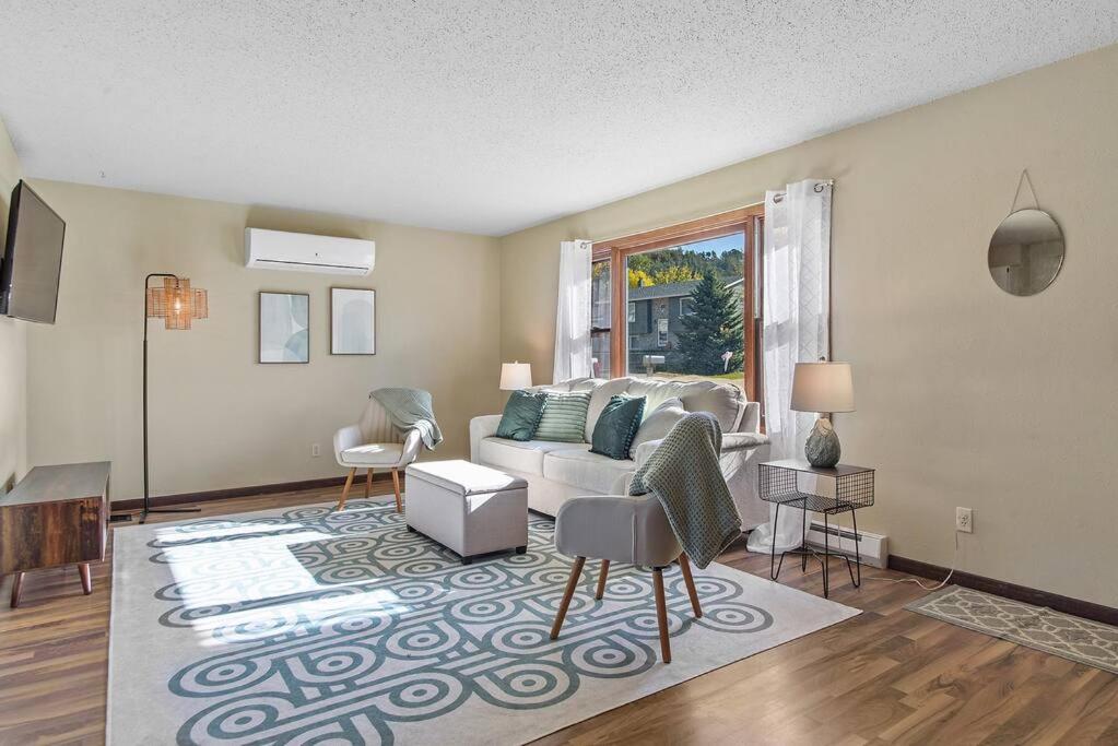 Spacious 4-BR-LG Fenced Backyard and Patio