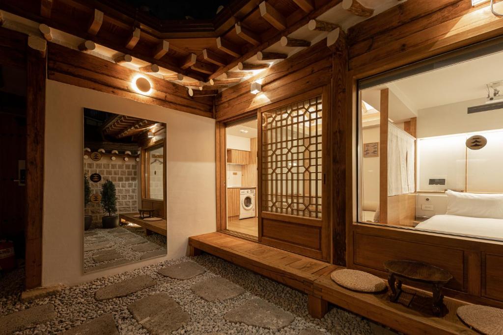 Luxury Hanok Mirror Courtyard (3)