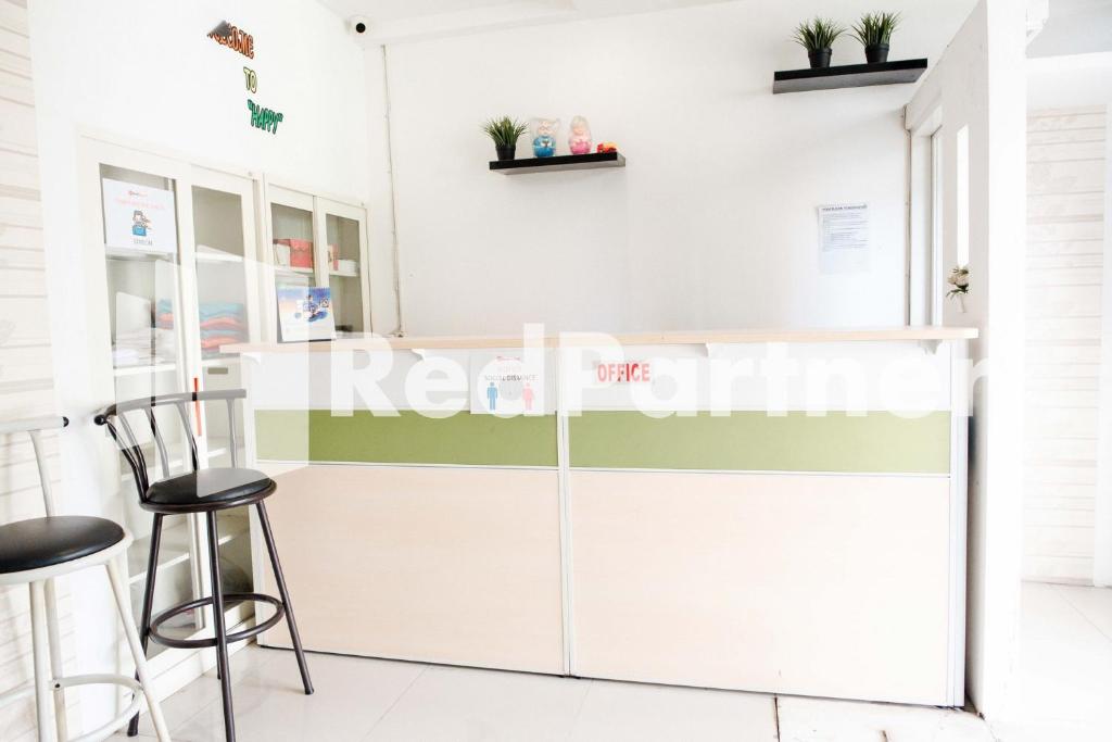 Happy Inn Puspo Mitra RedDoorz 外観