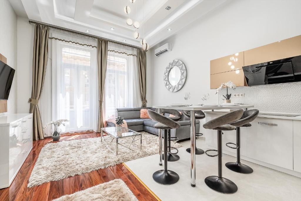 Luxury apartment with balcony in the center — Hotel in Budapest