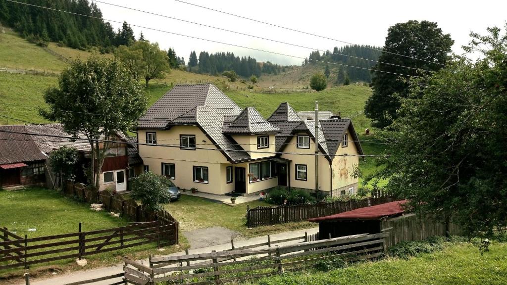 Casa Marcela — Hotel in Fundata