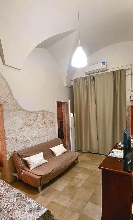 De Cristoforis 57, Traditional white stone house - 2