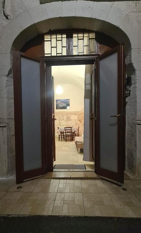 De Cristoforis 57, Traditional white stone house - 3