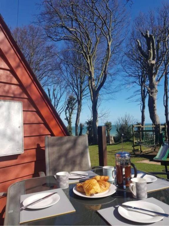Escape to a Clifftop Chalet with pool and tennis onsite - 1A Kingsdown Holiday Park, Kingsdown