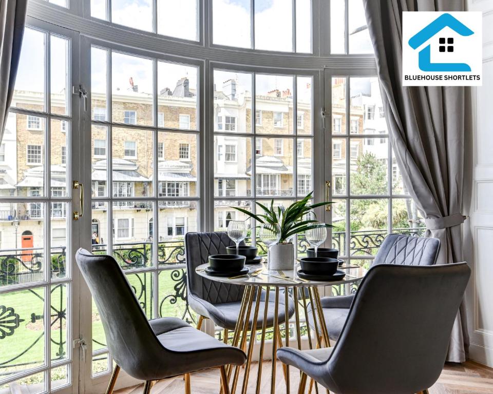 Cosy Brighton seafront flat - dog-friendly retreat with sea views