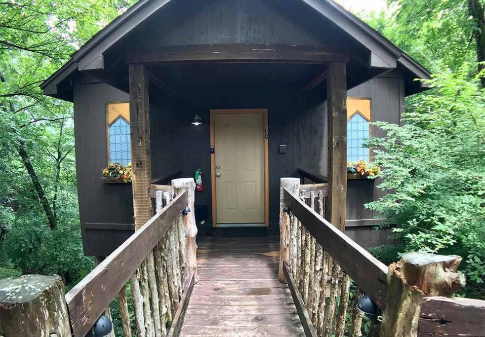 Abbey Chateau Treehouse #10 / Oak Crest cottages and treehouses, Eureka Springs