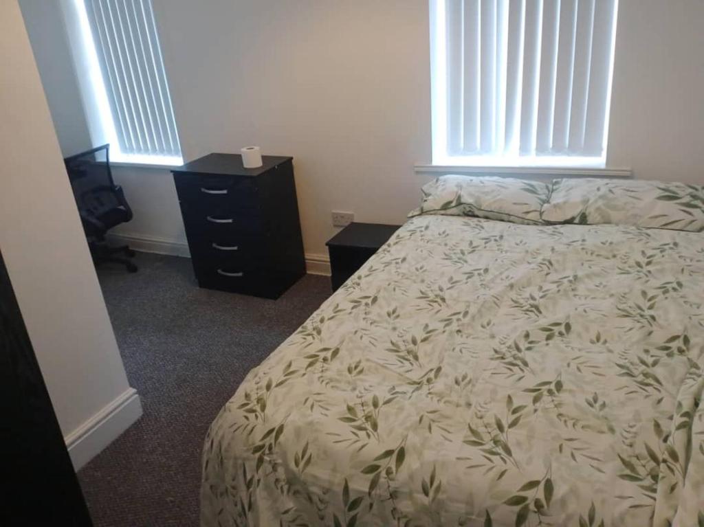 Ensuite Double-bed (R3) close to Burnley city centre, Burnley