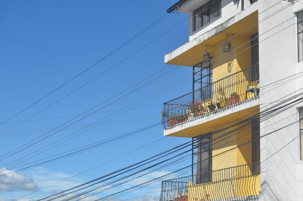 The Quito Guest House with Yellow Balconies for Travellers - 4