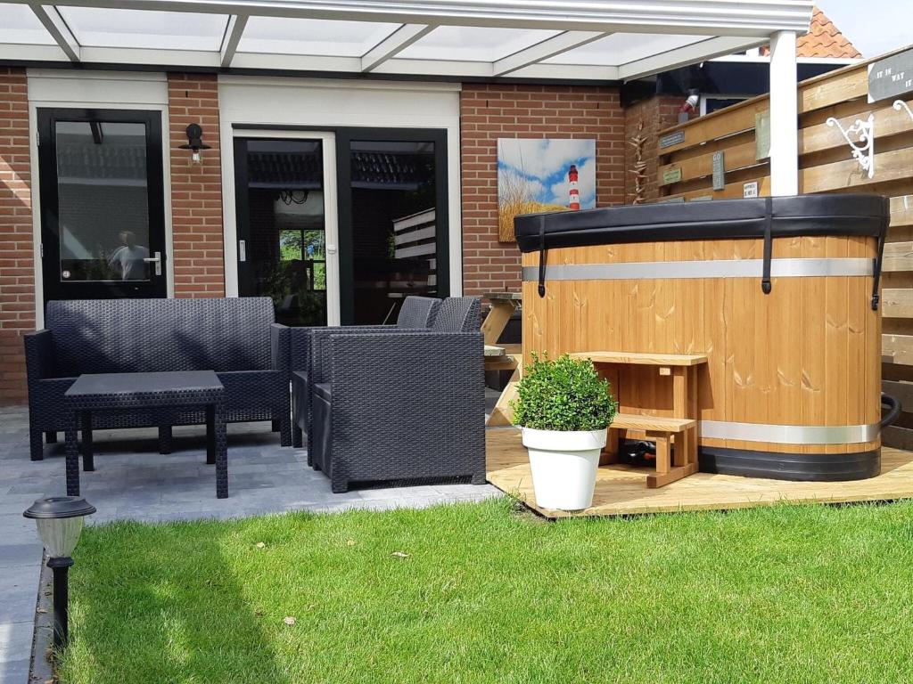 Spa, Cottage by Wadden Sea with Scenic Views in Dongeradeel