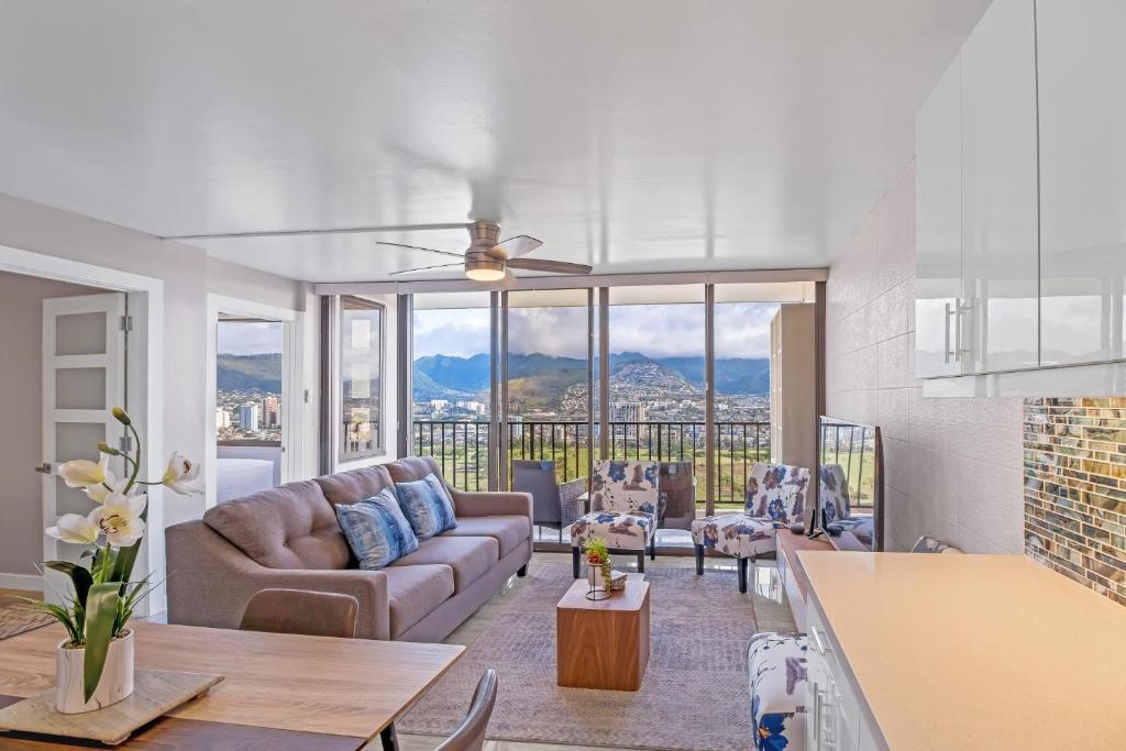 Newly Remodeled - 30th Floor Suite with EPIC Mountain Views home, Honolulu