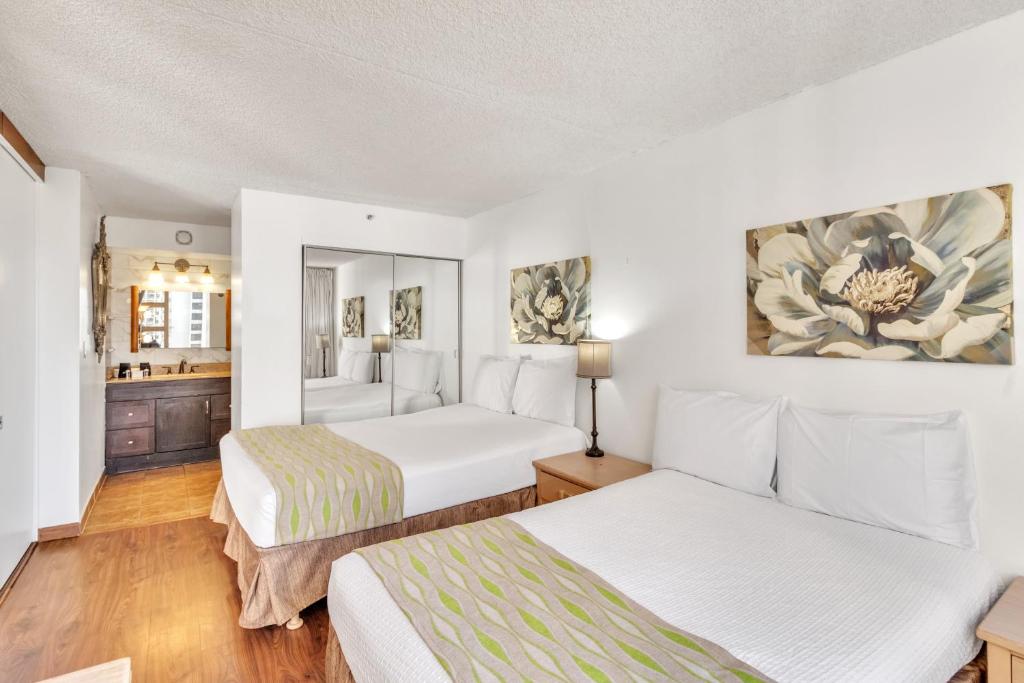 19th Floor Condo with Lanai & Sea Views - FREE Parking! home, Honolulu