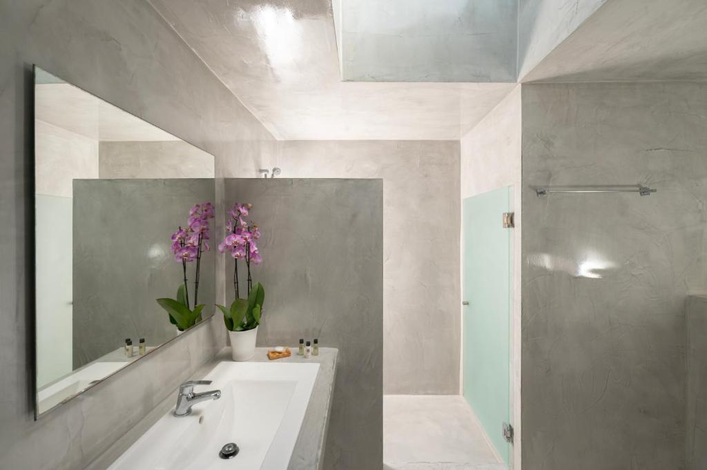 Infinite Blue Luxury Suites photo