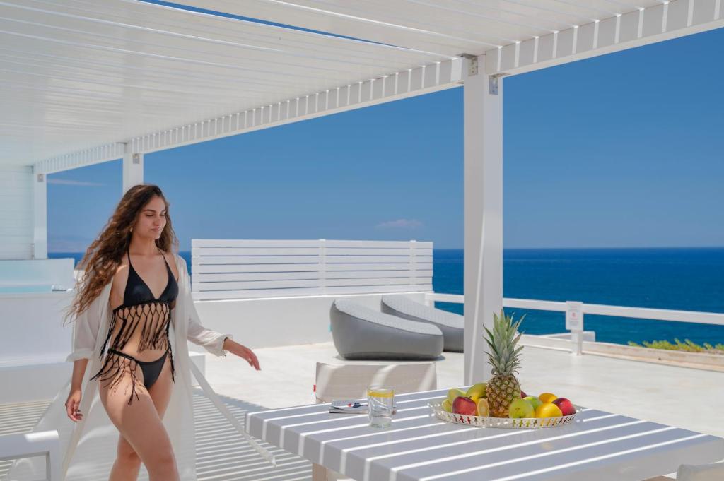 Infinite Blue Luxury Suites — Hotel in Santorini