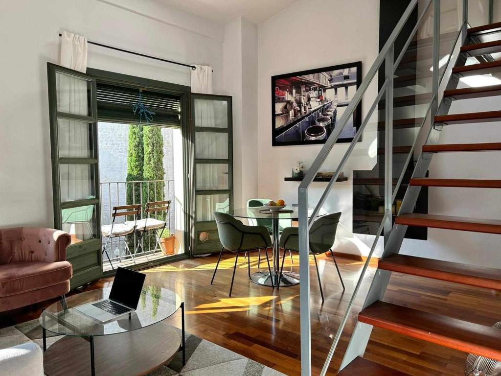 Modern apt in old town w cathedral views, Girona