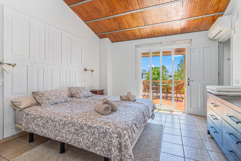 Spacious Beachfront Town House in Estepona with Fully Equipped Kitchen, Pools, Garden, Sea View - 3