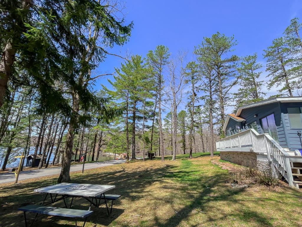 Comes with canoe and kayak use Lake house with hot tub and fire pit, Oakland