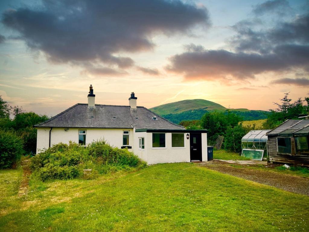 Damhead Cottage in Edinburgh with a Hot Tub