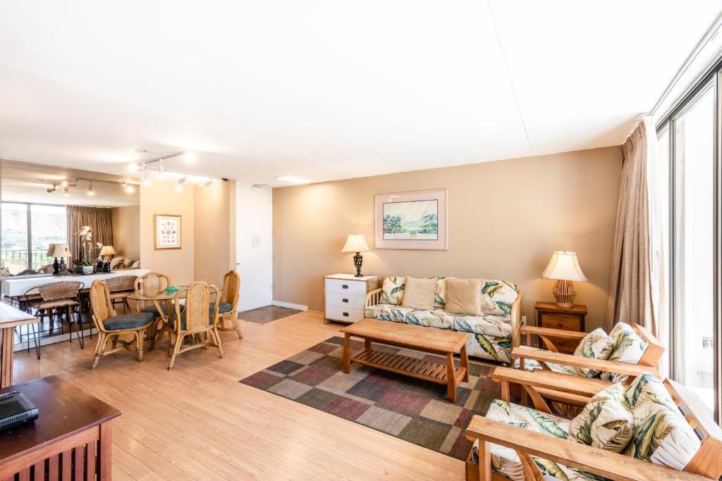 Spacious 14th Floor Corner Suite, Partial Diamond Head and Ocean Views, FREE Parking!, Honolulu