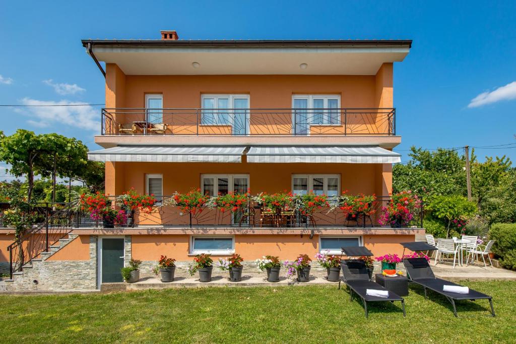 Apartment Flowers, Kastav