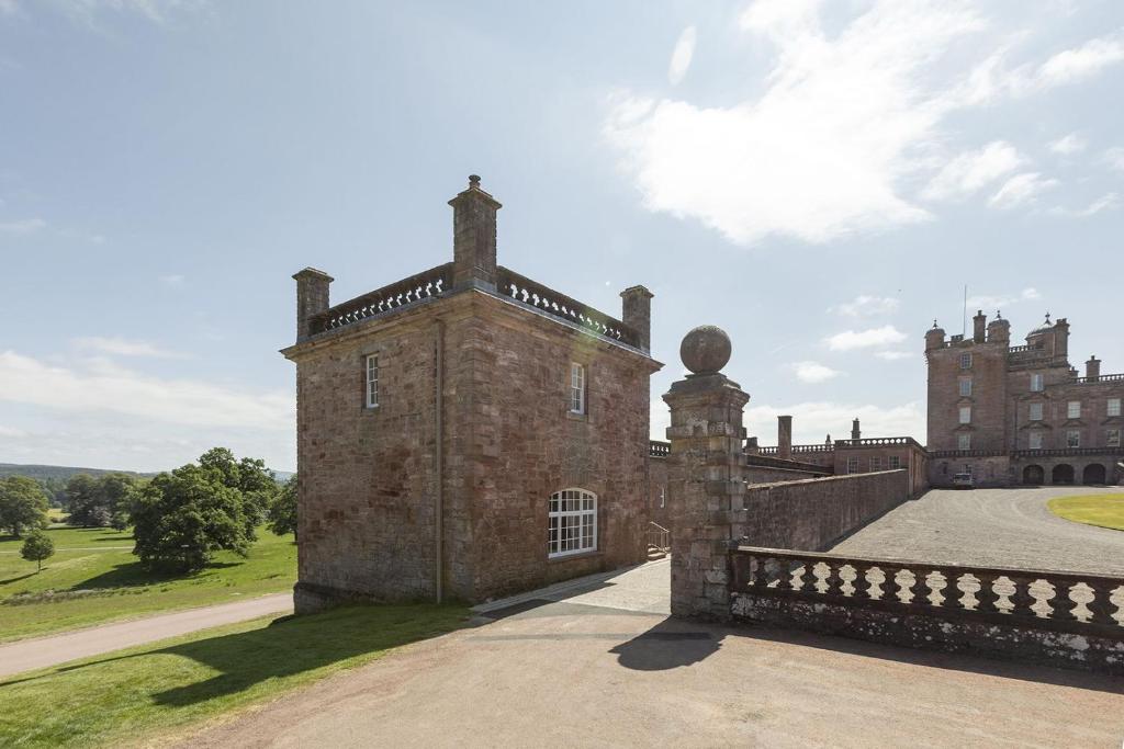 East Wing, Thornhill