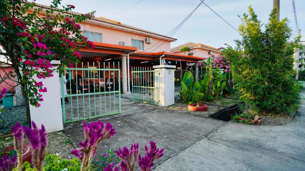 HUAQIAO HOMe 侨之家7月起供早餐begin breakfast served in july — Hotel in Semporna
