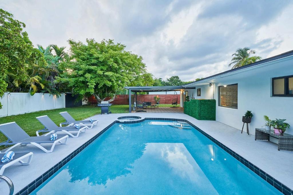 Top Location Villa at Highland Lakes Blvd BY THE GLAMHOMES, Miami