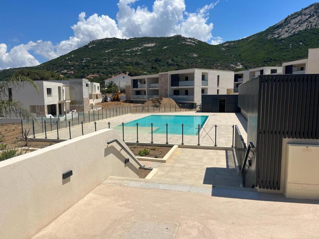 Calvi 2 pièces NEUF - vue mer piscine 18 m - proche plage - location par semaine complète - 2
