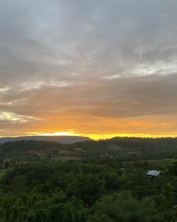 ภูคำฮ้อมคลิฟฟ์ลอดจ์ แอนด์ โฮมสเตย์ Phu come home cliff Lodge &amp; Homestay — Hotel in Phetchabun