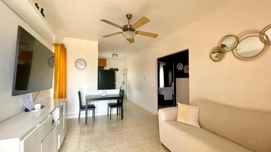 Kim Cam Getaway — Hotel in Spanish Town
