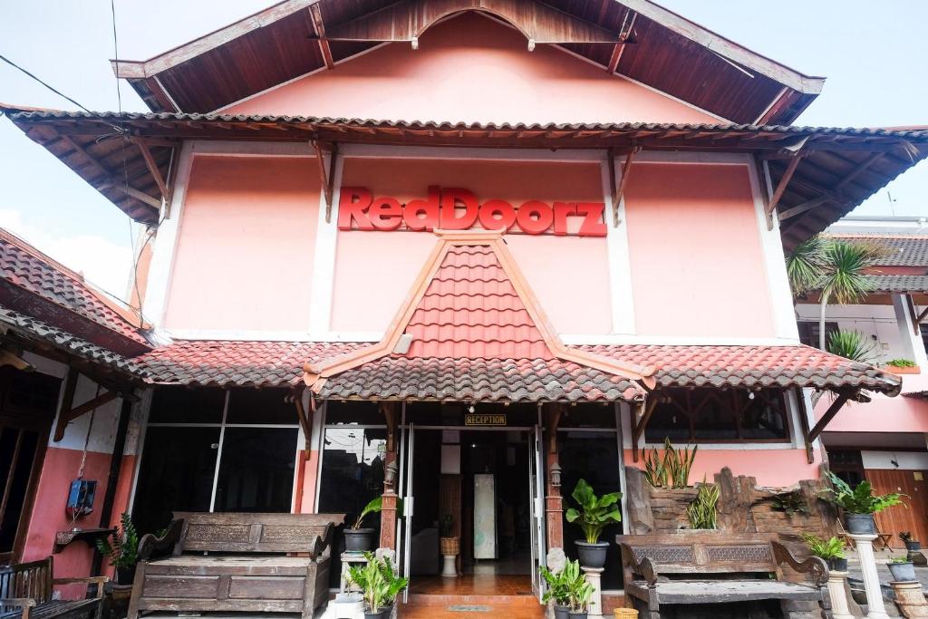 RedDoorz @ Mantrijeron 2