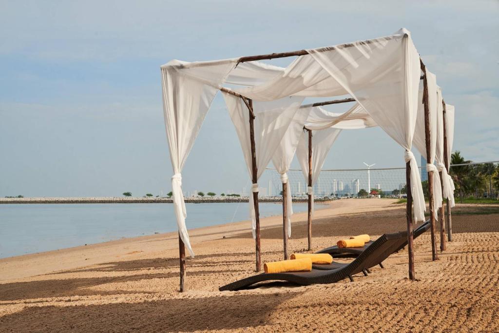 Beach, Renaissance Pattaya Resort & Spa in Pattaya