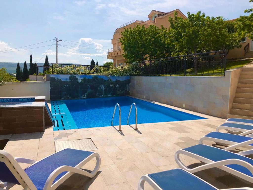 Luxury Villa with Private Pool and Jacuzzi - 3