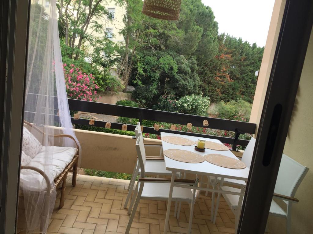 studio cabine rénové dans résidence tranquille ,au calme,200m de la mer avec parking privé - 1