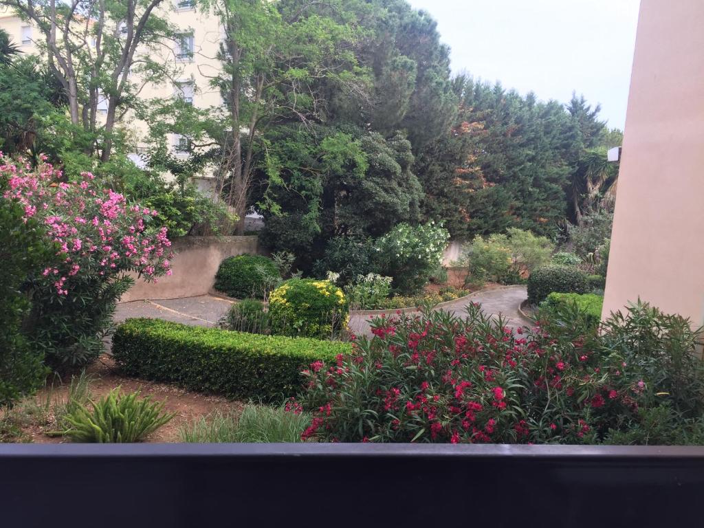 studio cabine rénové dans résidence tranquille ,au calme,200m de la mer avec parking privé - 3