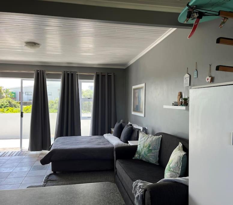 Casual, beachy and 100m to Seals Surf Spot, Cape St Francis