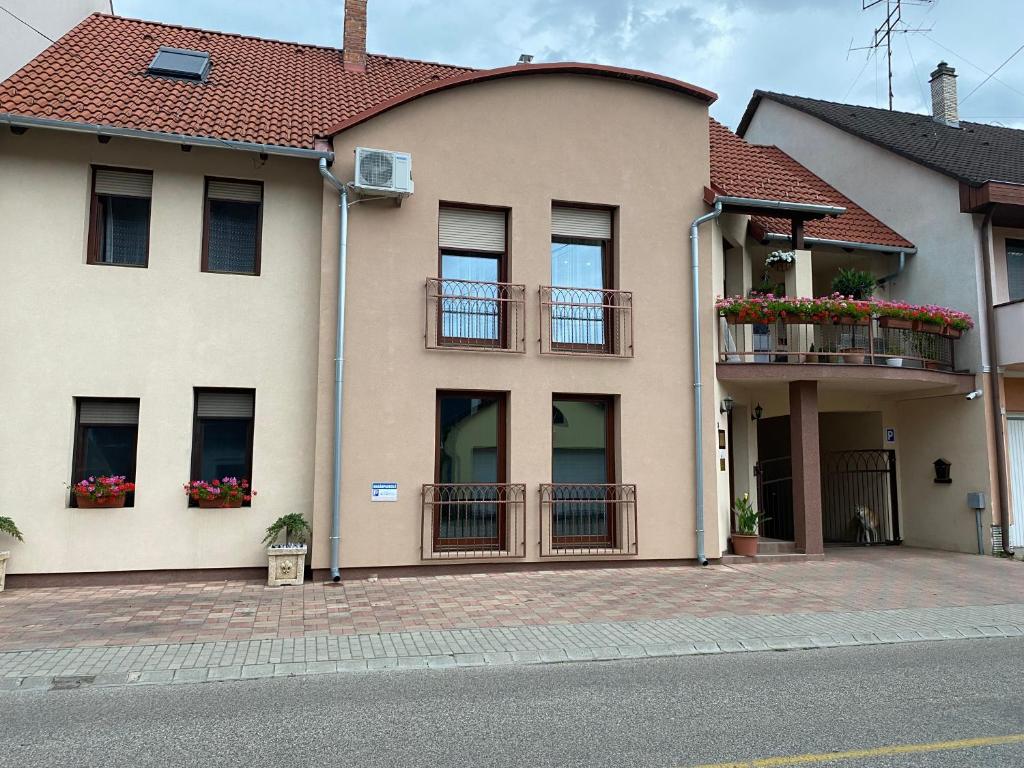 Ada Apartman, Sárvár