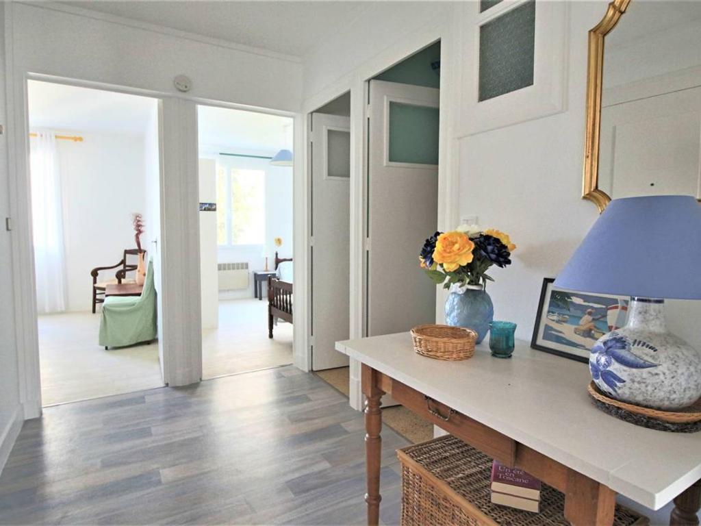 Appartement lumineux pour famille à Royan, quartier calme près du marché, balcon et parking gratuit - FR-1-738-26 - 1