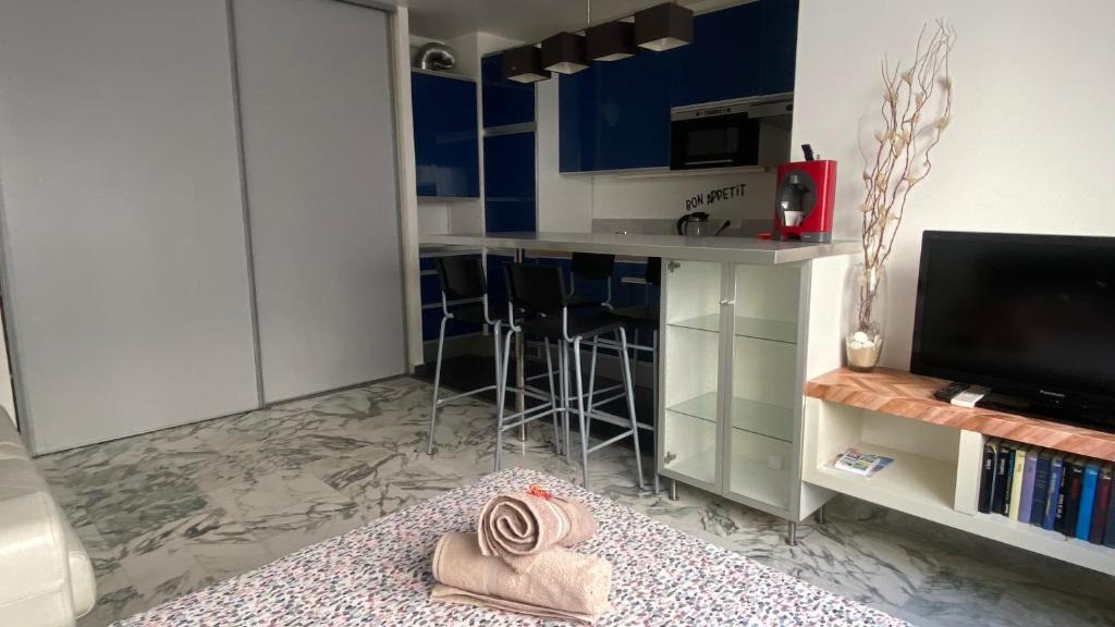 Azur, studio classé, climatisé, wifi, ascenseur, à 75 m de la plage - 3