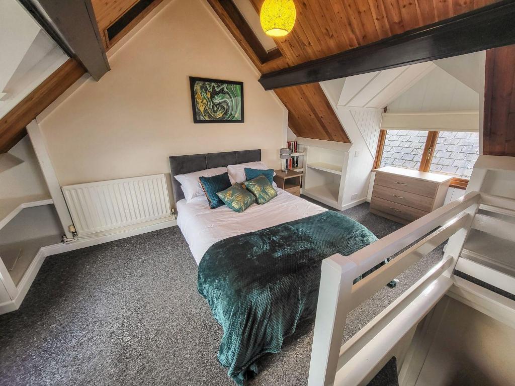 Cosy seaside town cottage with private garden photo 2