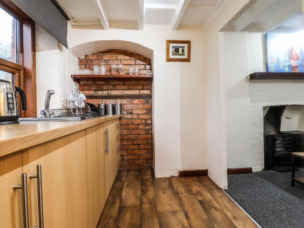 Cosy seaside town cottage with private garden photo 3