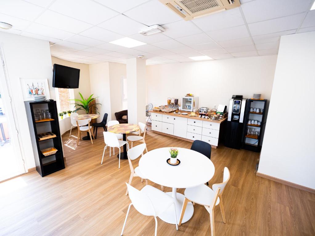 Hotel Grand Cap Rooftop Pool - Dining image