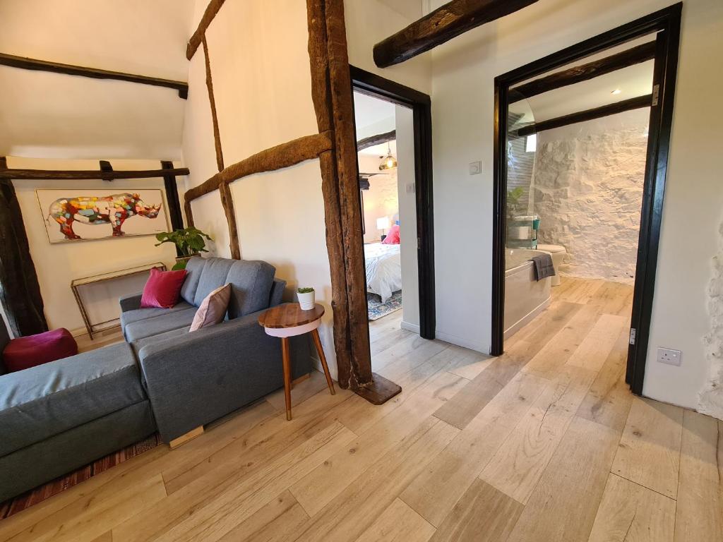 Historic Property with Stunning Views, Hennock photo 2