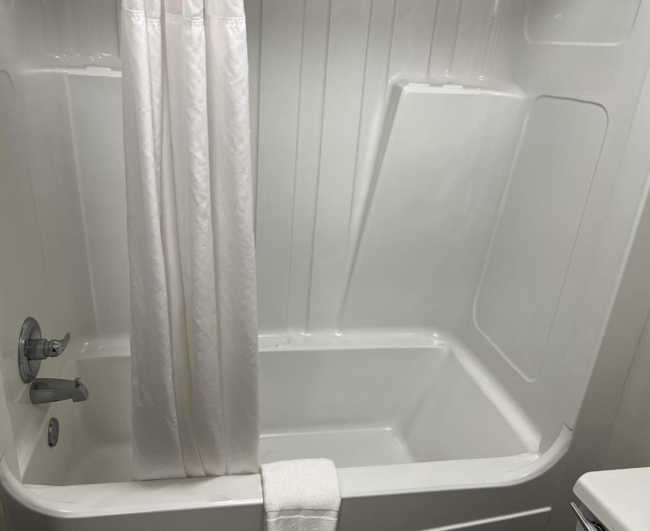 Days Inn by Wyndham Valdosta at Rainwater Conference Center photo