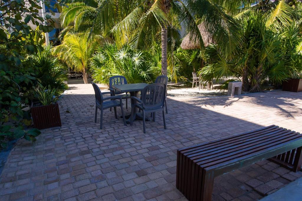 Spacious and private retreat 1 block from the beach in Progreso East photo