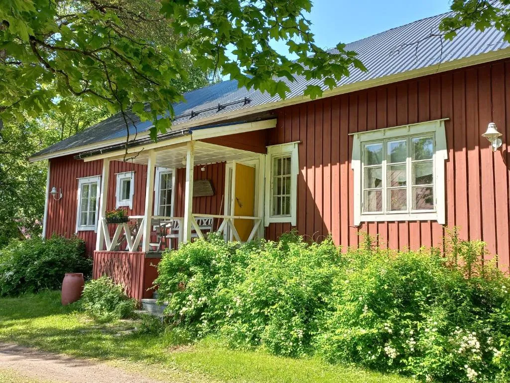 Bobackan pihatorppa Hauholla, hotel in Alvettula