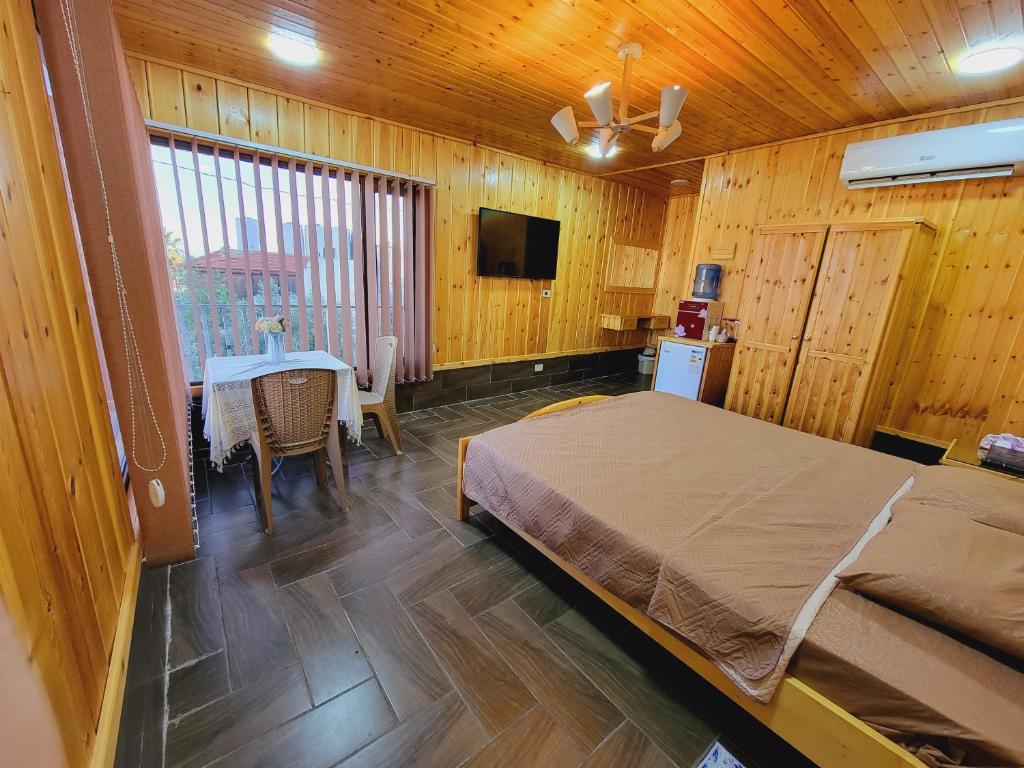 atoom lodge photo