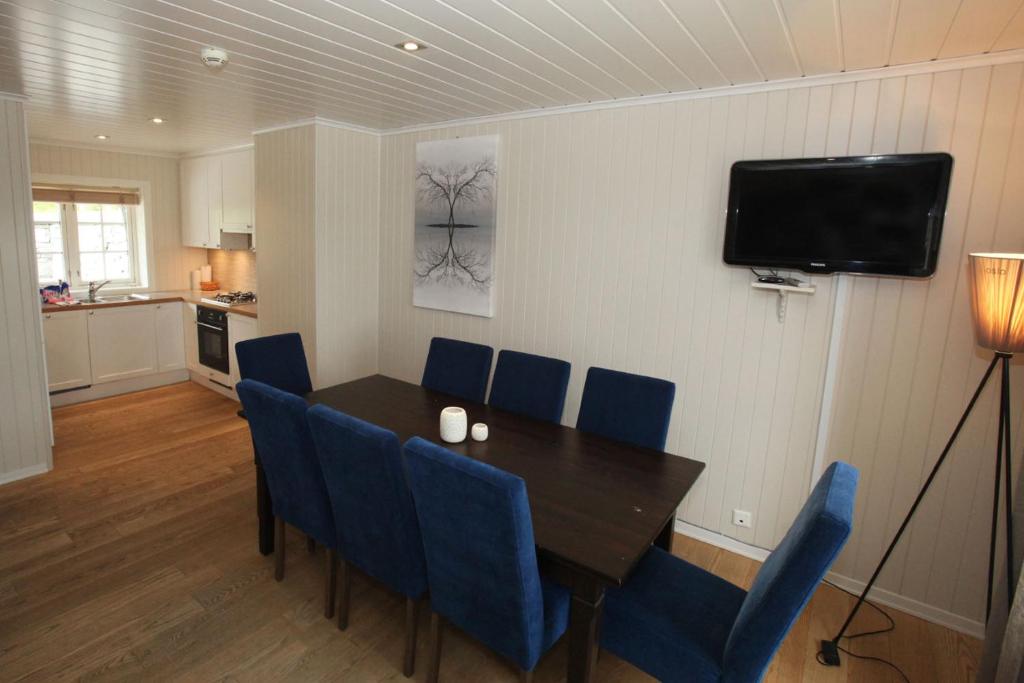 Shared lounge/TV area